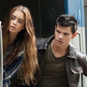 ABDUCTION, l-r: Lily Collins, Taylor Lautner, 2011, ph: Bruce Talamon/©Lions Gate
