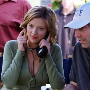 IN GOOD COMPANY, Scarlett Johansson, director Paul Weitz on set, 2004, (c) Universal
