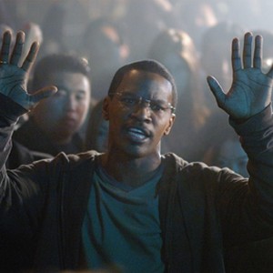  (JAMIE FOXX) realizes he's been cornered when he does everything in his power to stop a contract killer named Vincent from killing five people in a single night, while trying to stay alive himself.