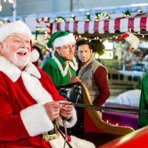 CHRISTMAS UNDER WRAPS, BRIAN DOYLE-MURRAY (LEFT), DAVID O'DONNELL (CENTER, BACK), (AIRED NOV. 29, 2014). PHOTO: FRED HAYES/© HALLMARK CHANNEL