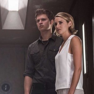 THE DIVERGENT SERIES: ALLEGIANT, from left: Ansel Elgort, Shailene Woodley, 2016. ph: Murray Close/© Summit Entertainment