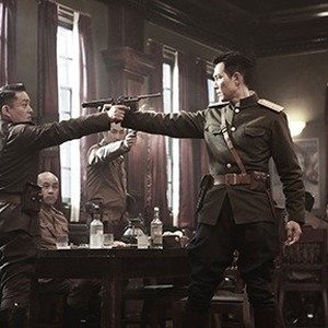 (L-R) Jung-jae Lee and Sean Dulake as Lt. Col. Edward L. Rowny in "Operation Chromite." photo 19