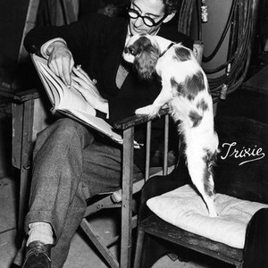 SEVEN DAYS TO NOON, from left: director John Boulting consulting with Trixie the dog regarding the script on set, 1950, sdtn1950mt-fsct08, Photo by:  (sdtn1950mt-fsct08)