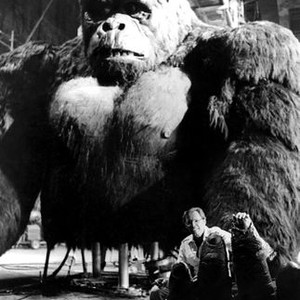 KING KONG, director John Guillermin on-set, 1976. (c) Paramount Pictures.