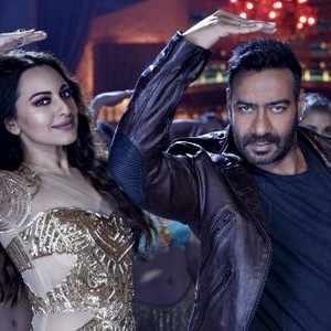TOTAL DHAMAAL, FROM LEFT: SONAKSHI SINHA, AJAY DEVGN, 2019. TM & COPYRIGHT © FOX STAR STUDIOS. ALL RIGHTS RESERVED.