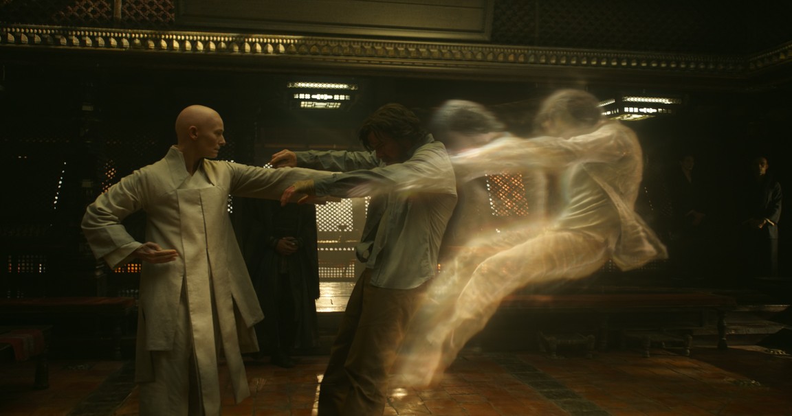 Stephen Strange bertemu dengan seorang penyihir wanita yang dijuluki The Ancient One di Kamar-Taj saat mencari pengobatan untuk dirinya.