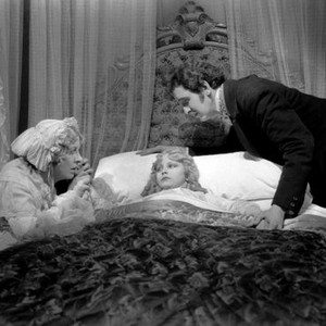 UNCLE TOM'S CABIN, from left, Gertrude Astor, Virginia Grey, John Roche, in famed 'death of Little Eva' scene, 1927