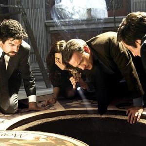 ANGELS & DEMONS, from left: Pierfrancesco Favino, Ayelet Zurer, Tom Hanks, David Pasquesi, 2009. Ph: Zade Rosenthal/©Sony Pictures