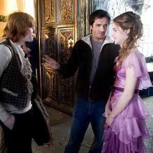 HARRY POTTER AND THE GOBLET OF FIRE, Rupert Grint, producer David Heyman, Emma Watson on set, 2005, (c) Warner Brothers
