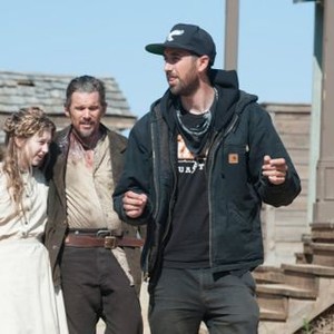 IN A VALLEY OF VIOLENCE, FROM LEFT: TAISSA FARMIGA, ETHAN HAWKE, DIRECTOR TI WEST, ON SET, 2016. PH: LEWIS JACOBS/© FOCUS FEATURES