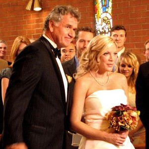 KISS THE BRIDE, center: Garrett Brown, Tori Spelling, 2007. ©Regent Releasing