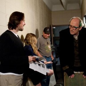 LET ME IN, director Matt Reeves (left), Chloe Moretz (second from right), Richard Jenkins (right), on set, 2010. Ph: Saeed Adyani/©Overture Films