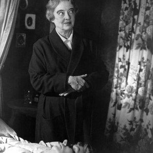 THE NANNY, Jill Bennett, (on bed), Bette Davis, 1965