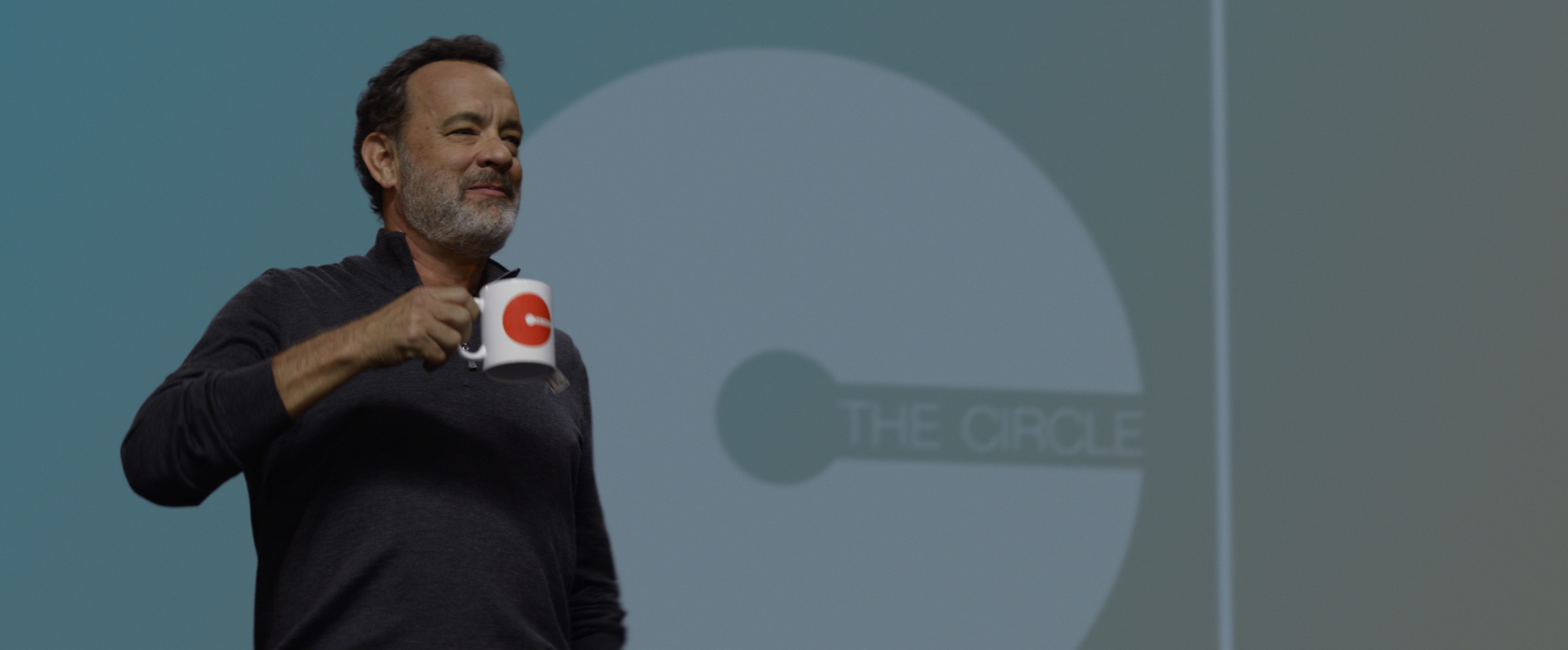 Tom Hanks dalam film The Circle (2017)