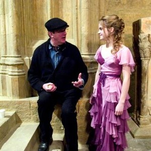HARRY POTTER AND THE GOBLET OF FIRE, director Mike Newell, Emma Watson on set, 2005, (c) Warner Brothers /