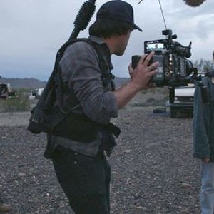 NOMADLAND, (LEFT TO RIGHT): DIRECTOR CHLOE ZHAO, DIRECTOR OF PHOTOGRAPHER JOSHUA RICHARDSON, FRANCES MCDORMAND, ON-SET. TM & COPYRIGHT FOX SEARCHLIGHT PICTURES. ALL RIGHTS RESERVED.
