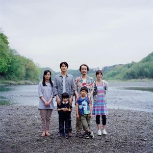 LIKE FATHER, LIKE SON, (aka SOSHITE CHICHI NI NARU, aka TEL PERE, TEL FILS), back, from left: Machiko Ono, Masaharu Fukuyama, Lily Franky, Yoko Maki, 2013. ©GAGA