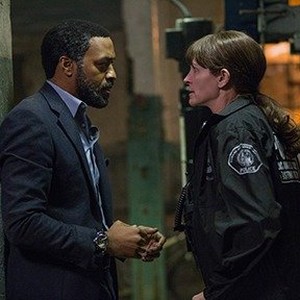 (L-R) Chiwetel Ejiofor as Ray and Julia Roberts as Jess in "Secret in Their Eyes."