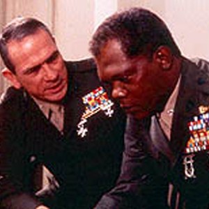 Tommy Lee Jones as Col. Hayes Hodges and Samuel L. Jackson as Col. Terry Childers in Paramount's Rules Of Engagement photo 3