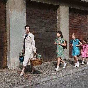 GAMINES, (aka SISTERS), Amira Casar (left), Zoe Duthion (second from right), 2009. ph: Pascal Chantier/©TFM Distribution
