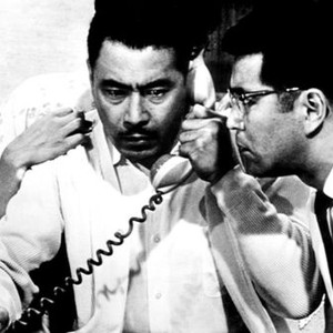 HIGH AND LOW, (aka TENGOKU TO JIGOKU), Toshiro Mifune, Kyoko Kagawa (behind Mifune), Tatsuya Mihashi, 1963