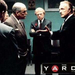 THE YARDS, Mark Wahlberg (back to camera), face to face from left: Tomas Milian, James Caan, Steve Lawrence (rear), Victor Argo (right), 2000, © Miramax