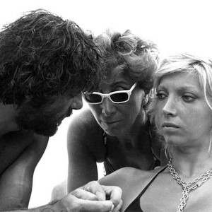 SWEPT AWAY, (AKA SWEPT AWAY . . . BY AN UNUSUAL DESTINY IN THE BLUE SEA OF AUGUST, AKA TRAVOLTI DA UN INSOLITO DESTINO NELL'AZZURRO MARE D'AGOSTO), FROM LEFT: GIANCARLO GIANNINI, DIRECTOR LINA WERTMULLER, MARIANGELA MELATO, ON SET, (SEEN IN THE 2015 DOCUMENTARY BEHIND THE WHITE GLASSES), 1974