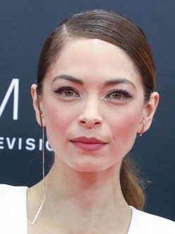 Kristin Kreuk seksual suzish kostyumida yalangoch