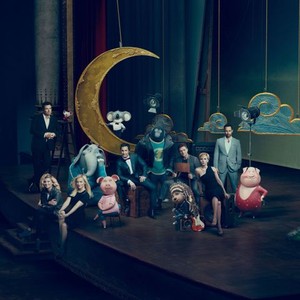 SING, THE LEAD CAST SHARES THE STAGE WITH THE CHARACTERS THEY PORTRAY, FROM LEFT: SETH MACFARLANE, TORI KELLY, REESE WITHERSPOON, MATTHEW MCCONAUGHEY, TARON EGERTON, SCARLETT JOHANSSON, NICK KROLL, 2016. PH: NORMAN JEAN ROY/© UNIVERSAL PICTURES