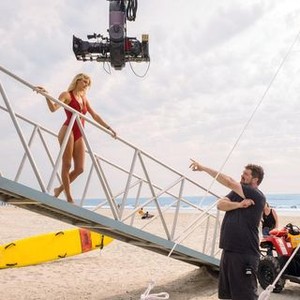 BAYWATCH, CENTER: KELLY ROHRBACH, LOWER RIGHT: DIRECTOR SETH GORDON ON SET, 2017. PH: FRANK MASI/©PARAMOUNT PICTURES