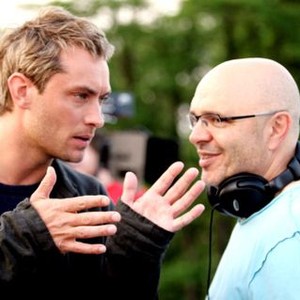 BREAKING AND ENTERING, Jude Law, director Anthony Minghella, on set, 2006. ©Miramax