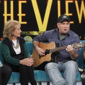 The View, Barbara Walters (L), Garth Brooks (R), 'Season 17', ©ABC