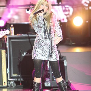 A scene from the film "Hannah Montana & Miley Cyrus: Best of Both Worlds Concert." photo 19