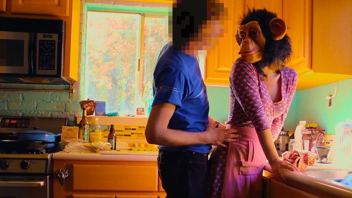 Sohilda yalangoch etuk ayol Kapuchino rangli fon rasmi