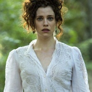 Jessica De Gouw as Elizabeth