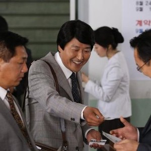THE ATTORNEY, (aka BYEON-HO-IN), SONG Kang-ho (center), 2013. ©Well Go USA Entertainment