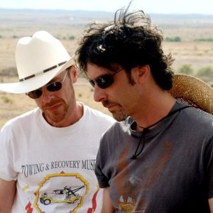 NO COUNTRY FOR OLD MEN, writers and directors Ethan Coen, Joel Coen, on set, 2007. ©Miramax