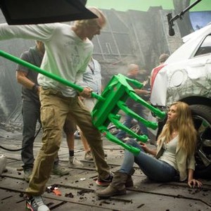 TRANSFORMERS: AGE OF EXTINCTION, from left: director Michael Bay, Nicola Peltz, on set, 2014. ph: Andrew Cooper/©Paramount Pictures