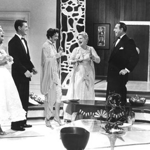 AUNTIE MAME, Joanna Barnes, Roger Smith, Rosalind Russell, Coral Browne, Willard Waterman, 1958, laughing