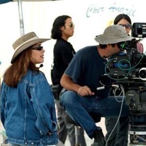 THE BOYNTON BEACH BEREAVEMENT CLUB, director Susan Seidelman (center, left), on set, 2005. ©Samuel Goldwyn Films