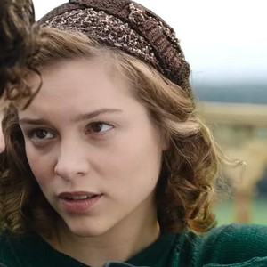 RED JOAN, FROM LEFT: TOM HUGHES (BACK TO CAMERA), SOPHIE COOKSON, 2018. © IFC FILMS