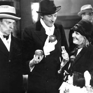 LADY FOR A DAY, Ned Sparks, Warren William, May Robson, 1933, selling apples