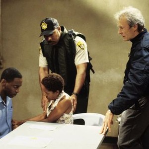 TRUE CRIME, Isiah Washington, Lisa Gay Hamilton, Clint Eastwood (right), 1999, (c) Warner Brothers