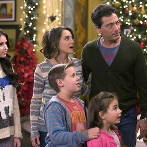 See Dad Run, from left: Ryan Newman, Alanna Ubach, Jackson Brundage, Scott Baio, Bailey Brown, 'See Dad Run Christmas Into the Ground', Season 1, Ep. #9, 12/09/2012, ©NICKNITE