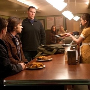 Supernatural, Jensen Ackles (L), Jared Padalecki (C), Julia Maxwell (R), 'Mommy Dearest', Season 6, Ep. #19, 04/29/2011, ©KSITE