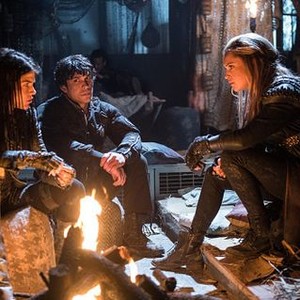 The 100, Marie Avgeropoulos (L), Bob Morley (C), Eliza Taylor (R), 'Red Sky at Morning', Season 3, Ep. #14, 05/05/2016, ©KSITE