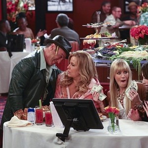 2 Broke Girls, from left: Peter Onorati, Jennifer Coolidge, Beth Behrs, Kat Dennings, 'And The Free Money', Season 3, Ep. #23, 04/28/2014, ©CBS