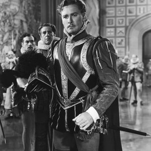 THE PRIVATE LIVES OF ELIZABETH AND ESSEX, Errol Flynn as The Earl of Essex (front), Robert Warwick (center), 1939
