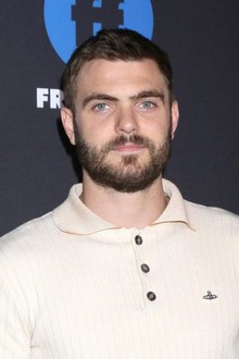 Alex Roe's Instagram, Twitter & Facebook on IDCrawl