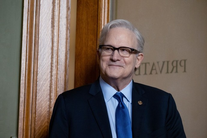 《艾拉·麥凱》：崩潰家庭喜劇，笑淚中找尋自我